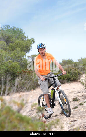 Mann reiten Mountainbike auf der Insel Trail Stockfoto