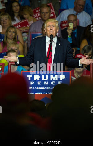 Mechanicsburg, PA – 1. August 2016: Präsidentschaftskandidat Donald J Trump spricht bei einer politischen Kundgebung mit einer Menge von Unterstützern. Stockfoto