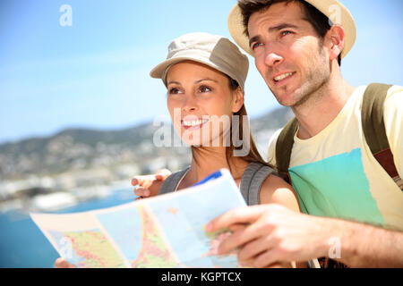 Fröhlicher junger Paare der Reisenden lesen Stadtplan Stockfoto