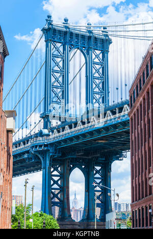 New York USA New York Blick auf das Empire State Building durch die untere Brücke unterstützt der Manhattan Bridge DUMBO Stadtteil Brooklyn, New York Stockfoto