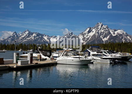 Wy 02556-00 ... Wyoming - die Teton Range ist eine malerische Kulisse für die Colter Bay Marina auf Jackson Lake im Grand Teton National Park. Stockfoto