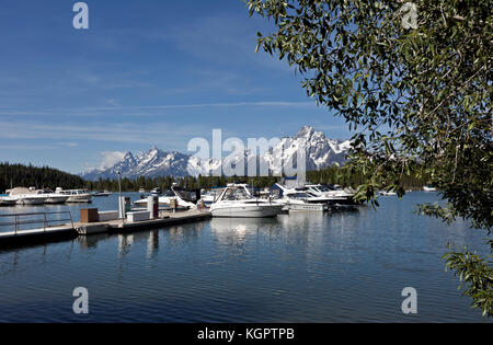 Wy 02557-00 ... Wyoming - die Teton Range ist eine malerische Kulisse für die Colter Bay Marina auf Jackson Lake im Grand Teton National Park. Stockfoto