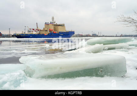 Leistungsfähige nukleare Icebreaker bricht das Eis und befreit den Weg für Schiffe. Stockfoto