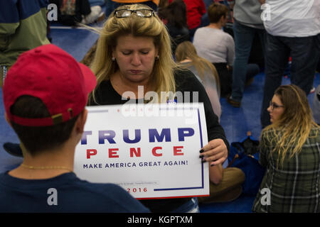 Manheim, PA - 1. Oktober 2016: Eine Frau hält ein Trump-Pence-Zeichen bei einer Wahlkampfkundgebung von Donald Trump. Stockfoto