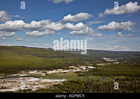 Wy 02575-00 ... Wyoming - Blick vom Bereich übersehen auf der Mystic Falls Trail, hoch über der firehole River und den Old Faithful. Stockfoto