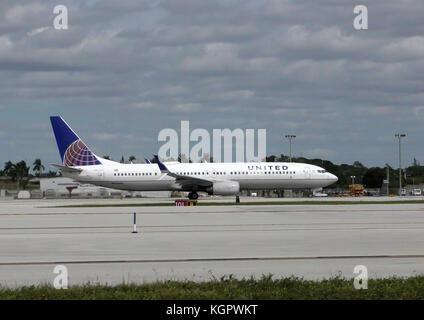 Fort Lauderdale, USA - November 5, 2015: United Airlines Boeing 737 Jet zieht aus Fort Lauderdale zu seiner Home Base in Houston am 5. November 2015 Stockfoto