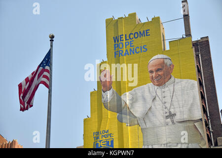 New York, USA - 3. September 2015: Giant outdoor Wandbild grüßt Besucher und Einheimische in New York City zu der Besuch des Papstes im Jahr 2015 gewidmet Stockfoto