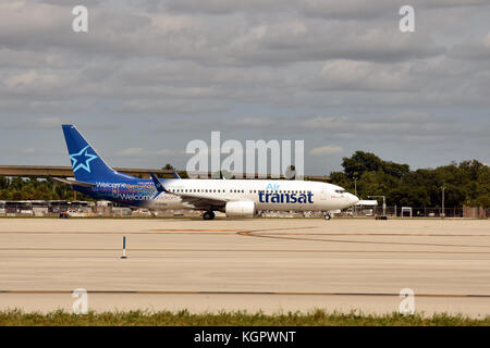 Fort Lauderdale, USA - 17. Oktober 2015: Air Transat Passenger Jet Flugzeug fährt von Fort Lauderdale zu seiner Home Base in Kanada auf octover 17, 201 Stockfoto