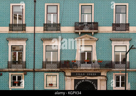 Hausfront mit typischen Fliesen im maurischen Stil in Lissabon, Portugal Stockfoto