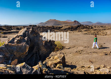 Touristenfrau. Vulkanlandschaft, Timanfaya Nationalpark. Lanzarote Island. Kanarische Inseln Spanien. Europa Stockfoto