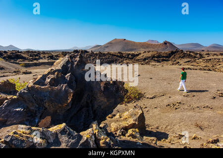Touristenfrau. Vulkanlandschaft, Timanfaya Nationalpark. Lanzarote Island. Kanarische Inseln Spanien. Europa Stockfoto