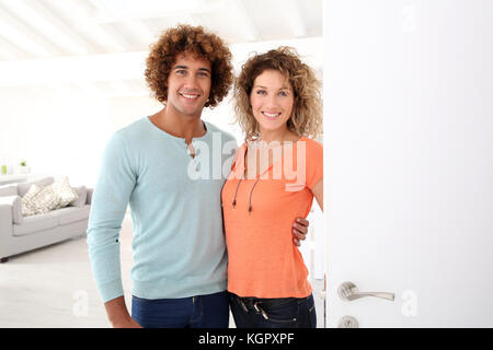 Freundliche Paar neue home Eingang Stockfoto
