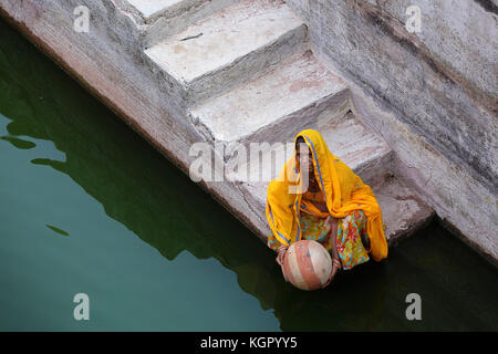 Eine lokale Frau in traditioneller Kleidung an der stepwell von Chand Baori oder Panna Meena Ka Kund in Jaipur, Rajsthan, Indien. Stockfoto