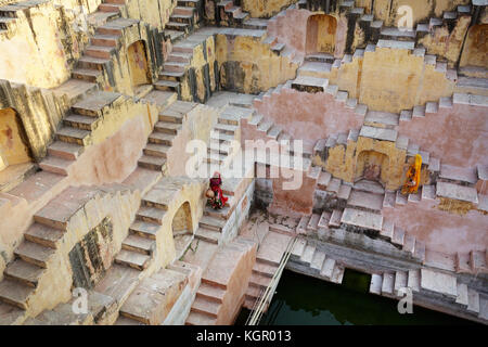 Zwei lokale Frauen in traditioneller Kleidung Wandern am stepwell Panna Meena Ka Kund, Jaipur, Rajasthan, Indien. Stockfoto