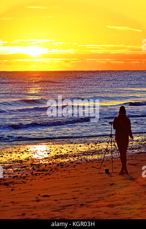 Fotografieren des goldenen Sonnenaufgangs an der Küste der Nordsee Stockfoto