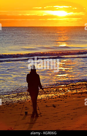 Fotografieren des goldenen Sonnenaufgangs an der Küste der Nordsee Stockfoto