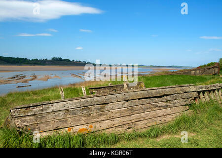 Veraltete alte Boote und Kähne waren am Ufer des Tidal River Severn in Gloucestershire, Vereinigtes Königreich gestrandet der Ufer vor Erosion zu schützen. Jetzt bilden Sie eine atmosphärische lokale Attraktion für Touristen. Stockfoto