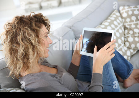 Rückansicht der Frau mit digitalen Tablet Stockfoto