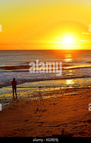 Fotografieren des goldenen Sonnenaufgangs an der Küste der Nordsee Stockfoto