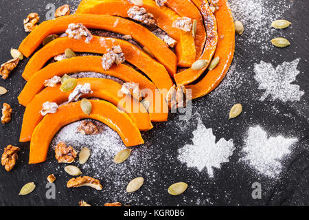 Dessert, gebratene Kürbisscheiben mit Muttern Stockfoto