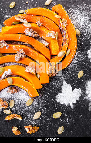 Dessert, gebratene Kürbisscheiben mit Muttern Stockfoto