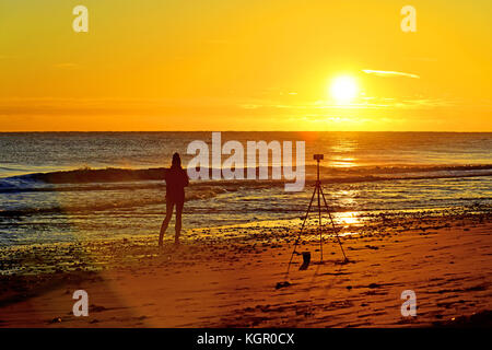 Fotografieren des goldenen Sonnenaufgangs an der Küste der Nordsee Stockfoto