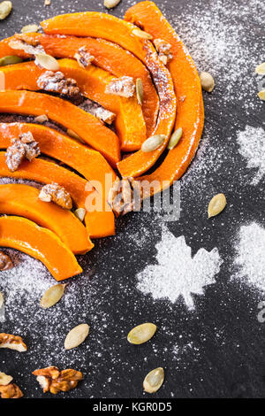 Dessert, gebratene Kürbisscheiben mit Muttern Stockfoto