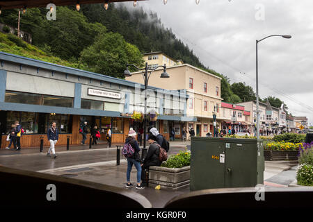 Juneau, Alaska, USA - 28. Juli 2017: Blick hinter die hölzerne Schwingtüren der der Red Dog Saloon, Juneau. Stockfoto