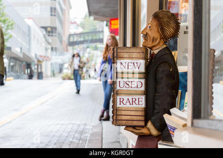 Juneau, Alaska, USA - 28. Juli 2017: ein Holzbrett mit den Worten neu, gebraucht und selten außerhalb einer Buchhandlung in der Innenstadt von Juneau. Stockfoto