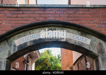 Zeichen über Arch am Eingang der Freunde Haus der Begegnung in Warwick, Großbritannien Stockfoto