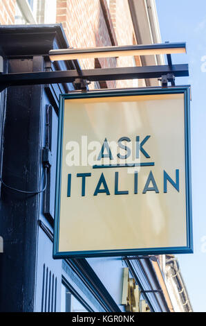 Schild über Eingang zum Italienischen Restaurant Fragen, in Warwick, Großbritannien Stockfoto