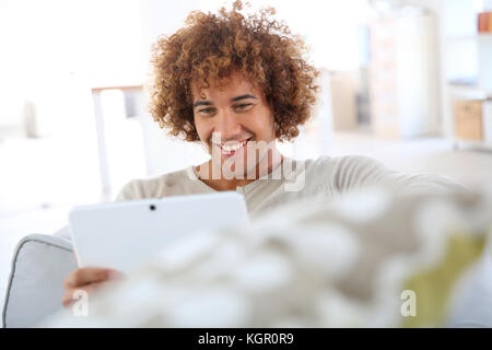 Heiter gemischt - lief Kerl surfen auf Tablet Stockfoto