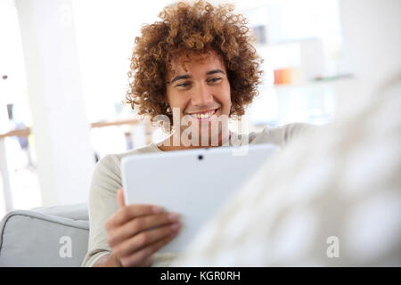 Heiter gemischt - lief Kerl surfen auf Tablet Stockfoto