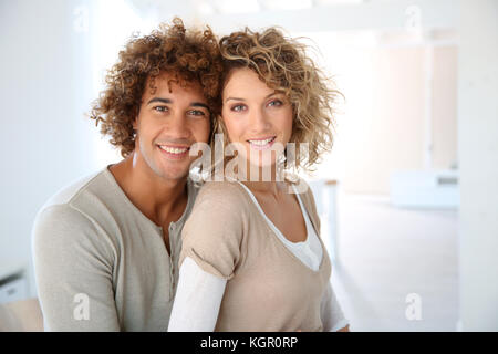 Attraktive lächelndes Paar im neuen Haus Stockfoto