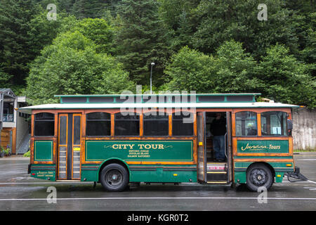 Juneau, Alaska, USA - 28. Juli 2017: retro Gletscher Shuttlebus an der Cruise Dock terminal geparkt in Juneau, Alaska. Stockfoto