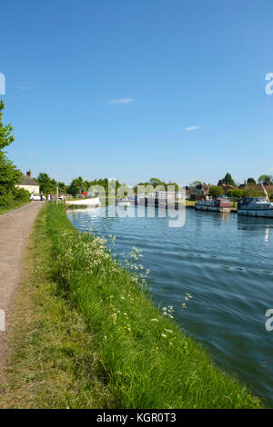 Eine kleine Bootsfahrten durch die Drehbrücke in Purton auf der Gloucester & Schärfe Canal an Purton im Sommer Sonnenschein, Gloucestershire, VEREINIGTES KÖNIGREICH Stockfoto