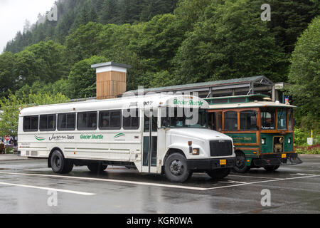 Juneau, Alaska, USA - 28. Juli 2017: zwei Gletscher Shuttle Busse an der Cruise Dock terminal geparkt in Juneau, Alaska. Stockfoto