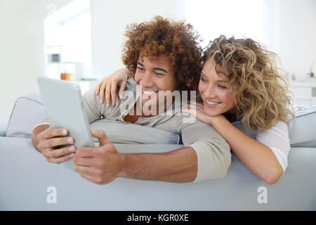 Freundliche paar Spaß mit Tablet-PC in einem Stockfoto