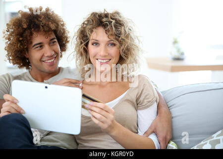 Freundliche Paar zu Hause e-Shopping mit Tablet Stockfoto
