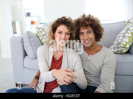 Verschieben von Paar auf dem Boden zu Hause sitzen Stockfoto