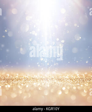 Weihnachten glänzend - Lichter und Sterne fallen auf goldenen Glitter Stockfoto