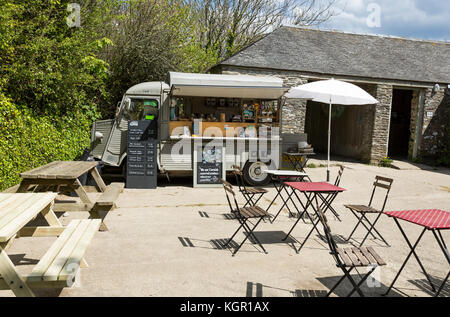 Outdoor Cafe mit Citreon H Catering van im Sommer Sonnenschein an ländliche Lage Stockfoto