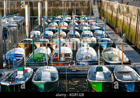 Kleine Boote am Hafen Stockfoto