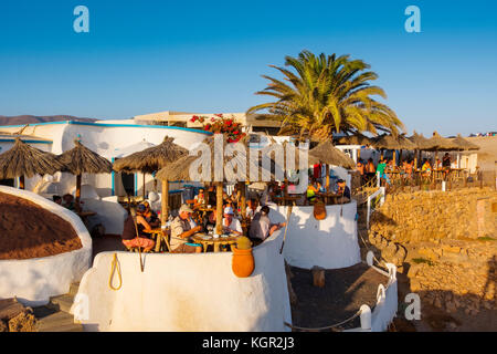 Strandrestaurant. Strand Punta de Papagayo, Playa Blanca. Lanzarote Island. Kanarische Inseln Spanien. Europa Stockfoto