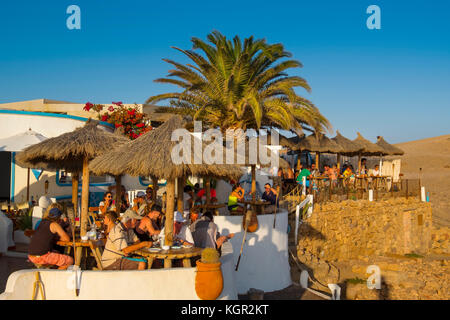 Strandrestaurant. Strand Punta de Papagayo, Playa Blanca. Lanzarote Island. Kanarische Inseln Spanien. Europa Stockfoto