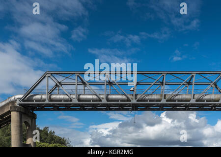 Parramatta, Australien - März 24, 2017: Nahaufnahme eines Teils der thackeray Street grau Metall pipeline Brücke über Parramatta River unter blauem Himmel mit Wolken Stockfoto