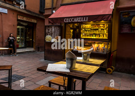Am späten Nachmittag Diners in der Osteria 051 Street Food Bar auf der Via Pescerie, Bologna, Italien. Stockfoto