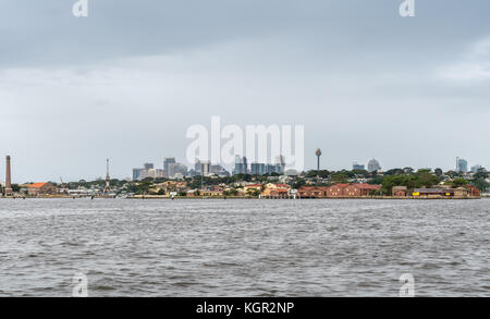 Parramatta, Australien - März 24, 2017: Blick auf die Skyline der Innenstadt von Sydney auf Boot aus drummoyne Wharf. niedriger gebaut Gehäuse und Stockfoto