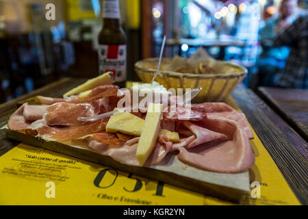 Am späten Nachmittag Diners in der Osteria 051 Street Food Bar auf der Via Pescerie, Bologna, Italien. Stockfoto