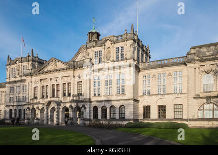 Hauptgebäude, Cardiff University, Cardiff, Stadt, Zentrum, Wales. Die Westfassade, Eingang auf, Museum Avenue. Konfrontiert, Alexandra Gärten, Cardiff, Großbritannien Stockfoto